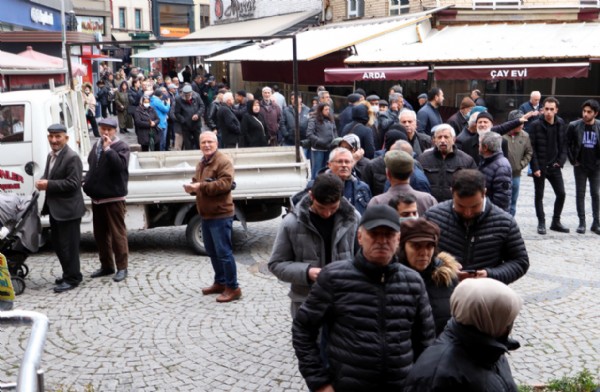 Eskişehir'de su zammı kuyruğu... Vatandaşlar yükleme noktalarına akın etti!